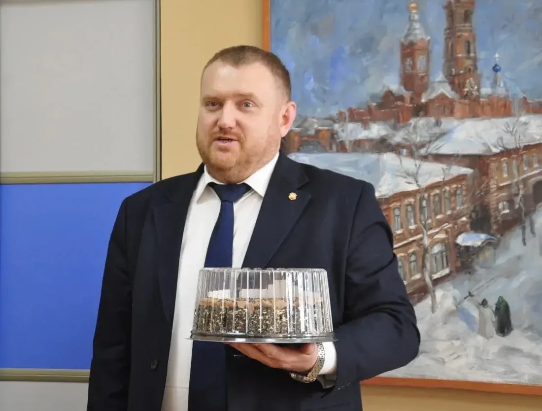 Добрый вечер, друзья!  Сегодня побывал в каждой редакции нашего города и поздравил журналистов с их 