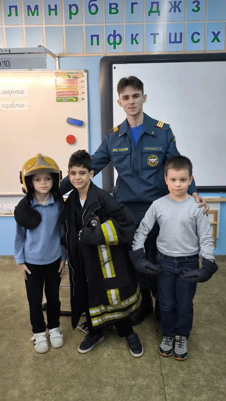 На этой неделе в нашей школе Уроки пожарной безопасности провел интересный гость. Выпускник школы, а