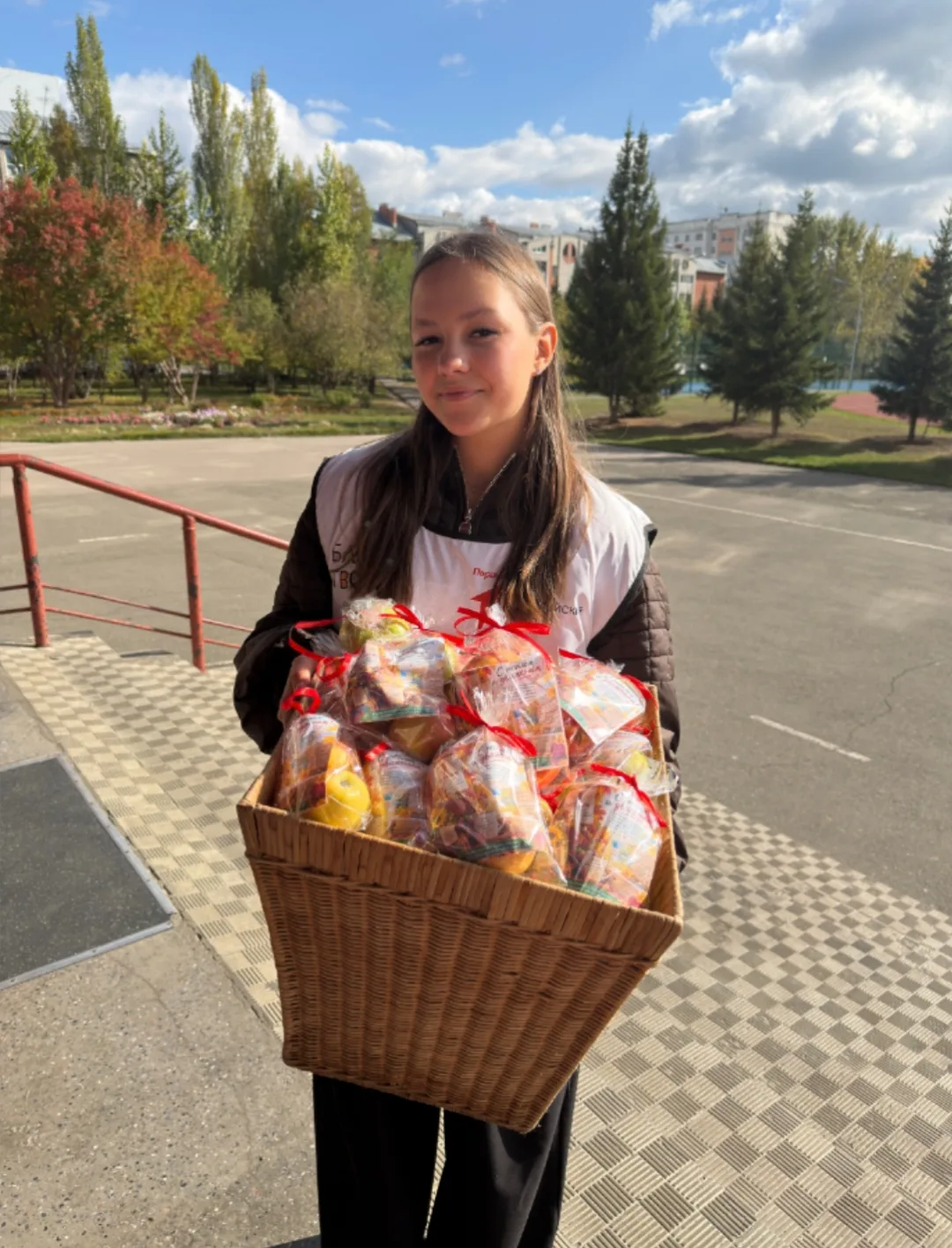 🍎 Волонтёры «По зову сердца» поздравили пенсионеров с праздником!