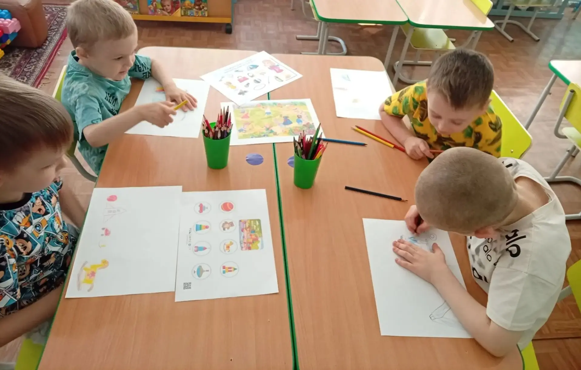 «Что взять с собой на прогулку».

Свежий воздух малышам

Нужен и полезен!

Очень весело гулять нам!
