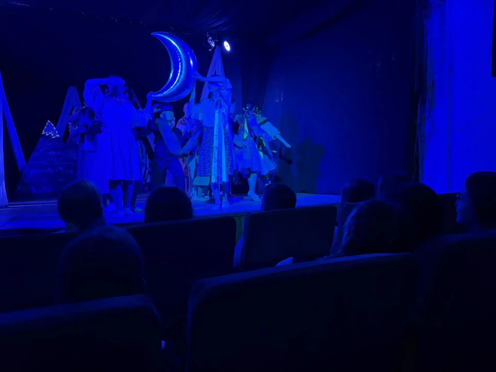 🎭 Театральное путешествие в мир Гоголя  ⚡25 марта лицеисты 5б класса с учителем русского языка и лит