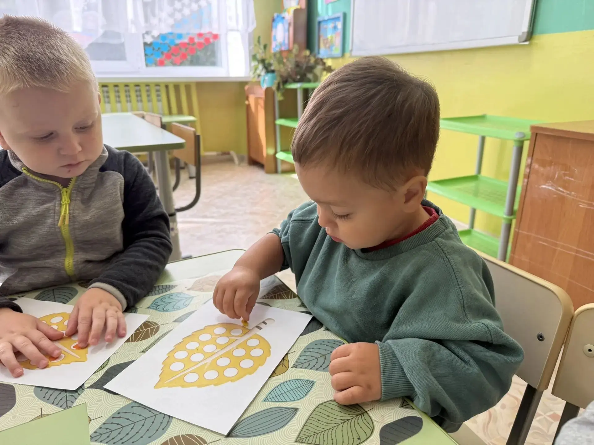 🍂 Пластилиновые заплатки: осенние листочки в младшей группе! 🍁