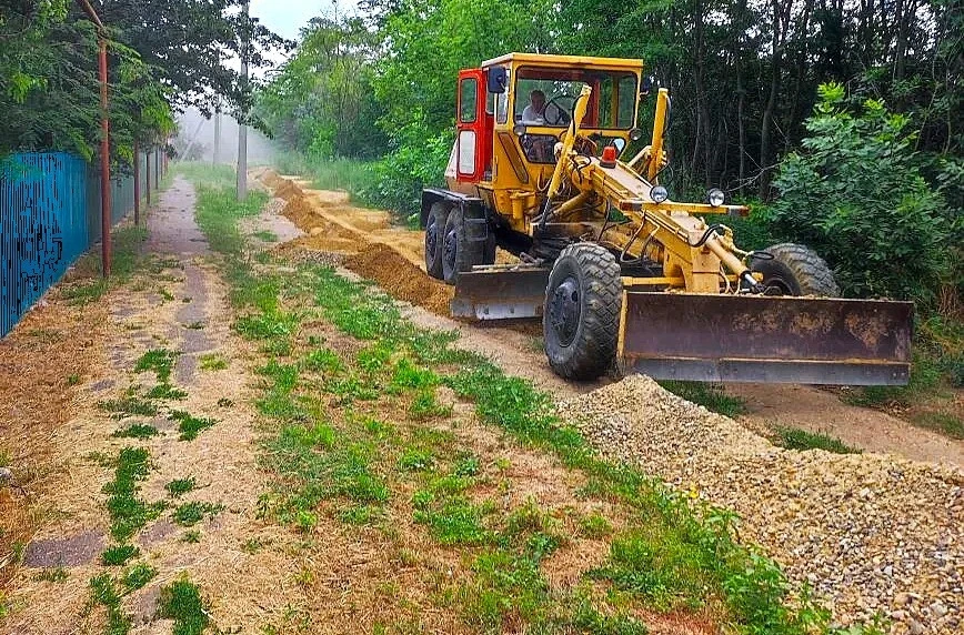 В посёлках Октябрьский и Н.Островского Ейского района ведутся работы по отсыпке грунтовых дорог

Раб