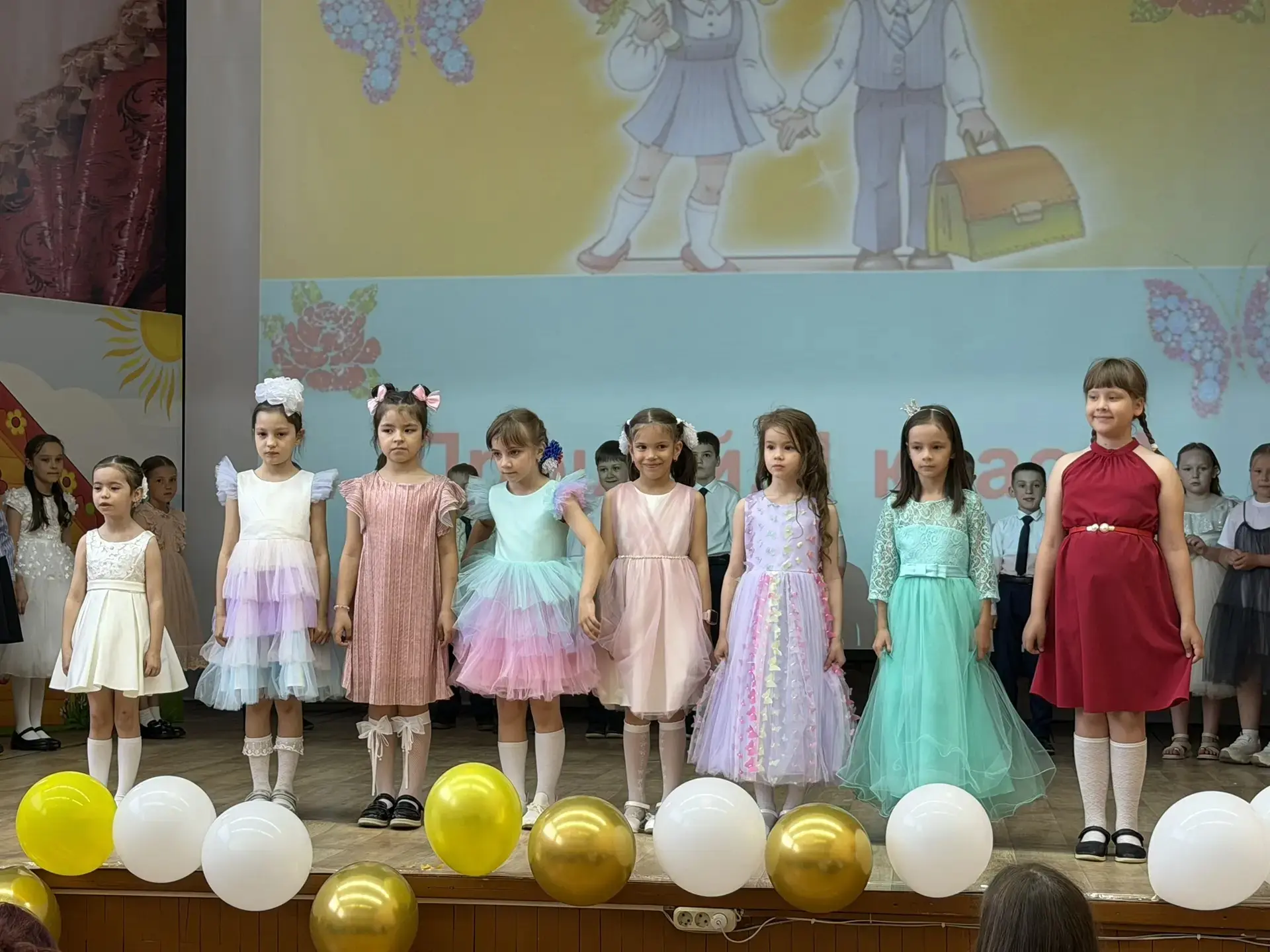 Сегодня в 1 «В» классе состоялся трогательный праздник «Прощай, 1 класс!», на котором ребята с радос