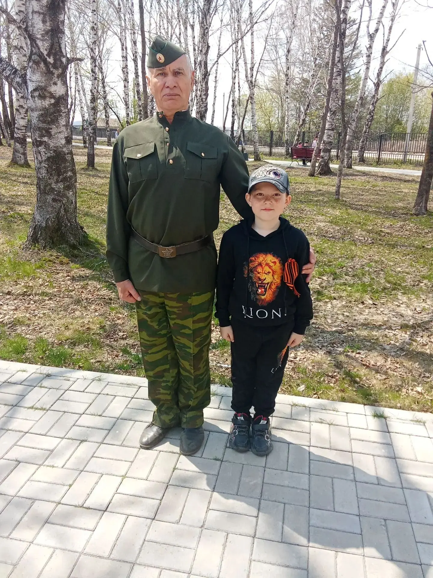 Ученики поделились с нами жизненными моментами. На этих фото внучата с дедушками или, к...
