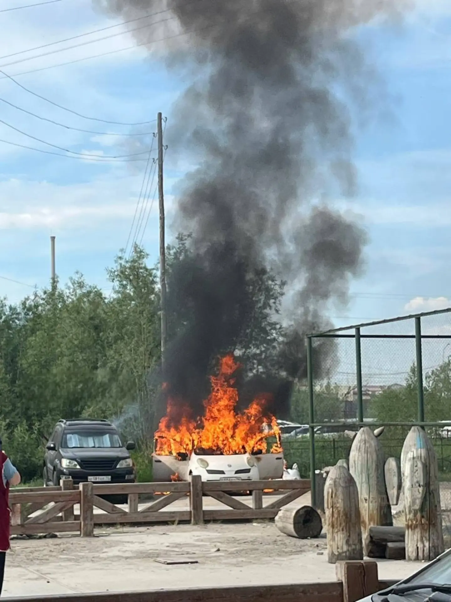 В Якутске сгорел Ниссан Марч😱 Подписчики прислали фото с полыхающей иномаркой, а рядом...