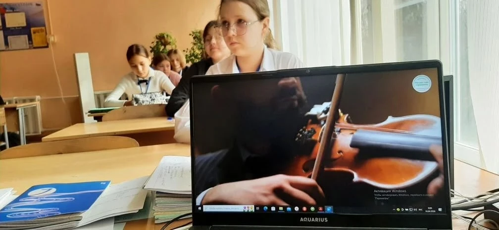 Сегодня профориентационный четверг, и тема занятия у шестиклассников - "Россия творческая: культура 