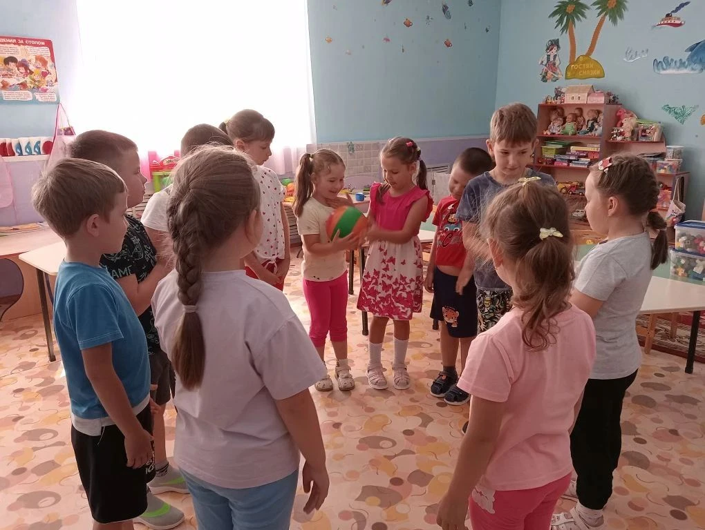 ☀Сегодня в подготовительной группе "Ромашки"🌼 прошёл "День мяча⚽". Мы с ребятами решили вспомнить, 