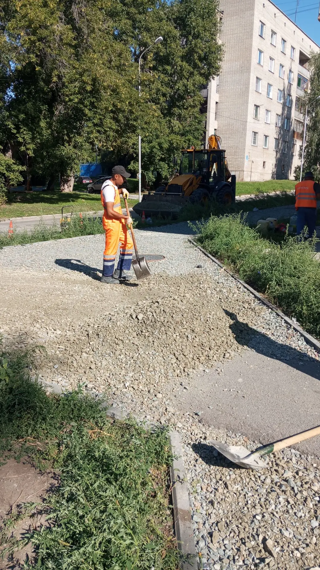 Началось долгожданное асфальтирование тротуара на Смоленской. Лично побывал тут, перего...