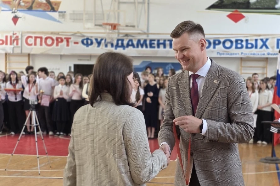 Дорогие подписчики, приветствуем вас!  🔥Сегодня мы наградили отличников и победителей конкурса «Учен
