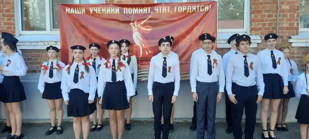 В нашей школе прошёл смотр строя и песни, приуроченный к 81-й годовщине Великой Победы 🇷🇺  В преддве
