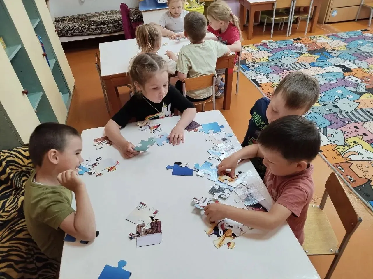 У ребят средней  группы был день пазлов. А это значит, что каждый смог проявить смекалк...