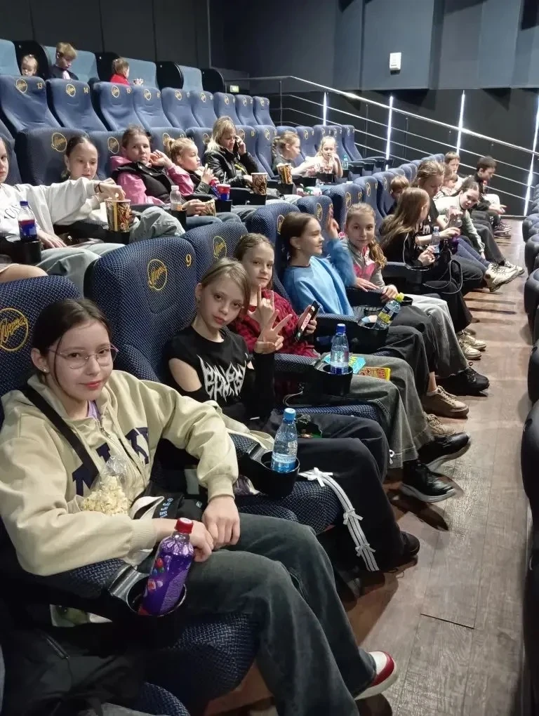 Ребята из 5Б и 5Д классов посетили посетили кинотеатр «Луна» 🍿   Выбор пал на «Домовёнка Кузю-2». Фи