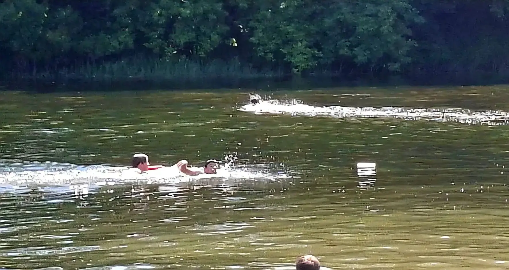 Солнышко радует нас жаркими деньками. ☀️ Вода в реке прогрелась и ребята объединений "Буревестник" и