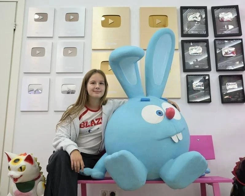 😁 Юная художница из Тульской области расписала стену в офисе "Смешариков"