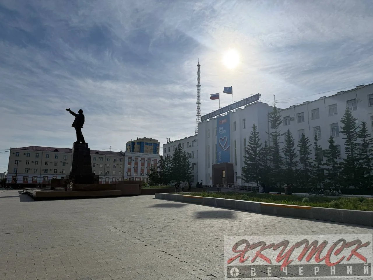 А где цветы?

Традиционно площадь Ленина из года в год украшали цветами. Но что-то нынче этой красот