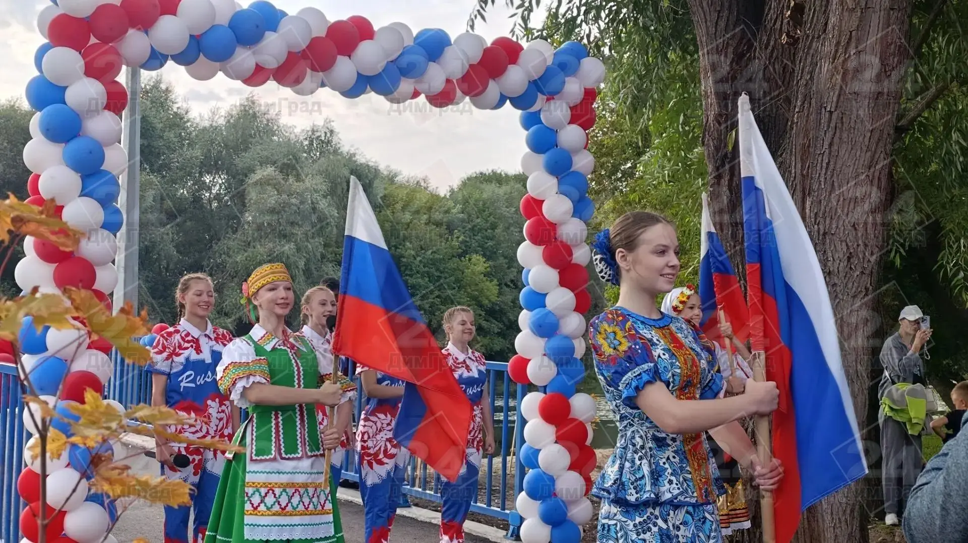 На Верхнем пруду — торжественное открытие моста. В числе почетных гостей заместитель ге...