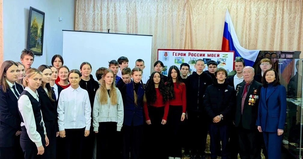 В Аркадакском краеведческом музее ученики 9-х и 5 кл. городской средней школы №2 с учит...