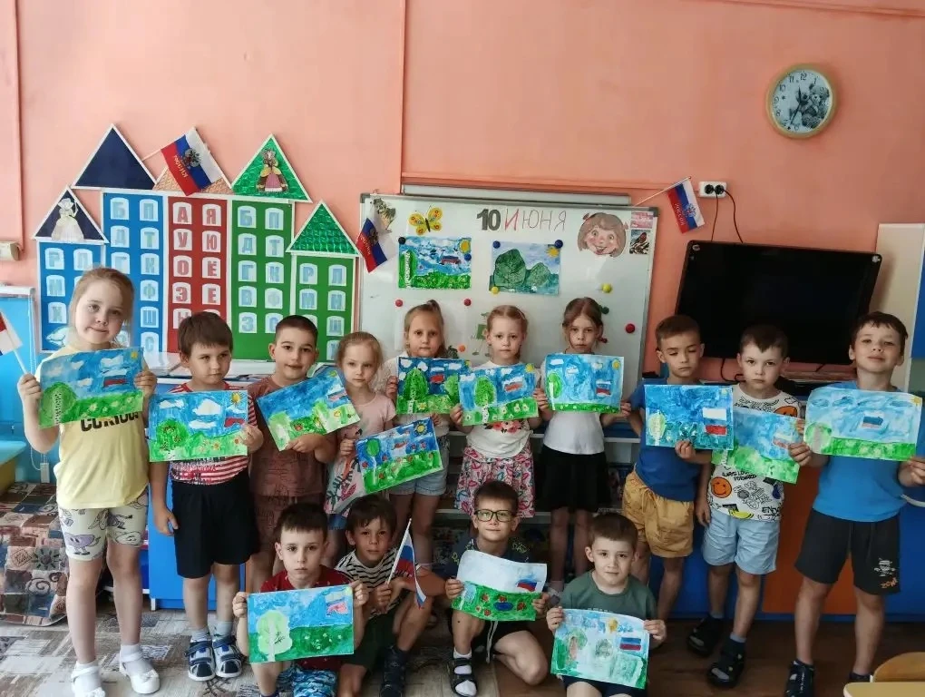 Флаг, герб и гимн — наша гордость!
👋 В рамках тематической недели воспитанники старшей группы как н