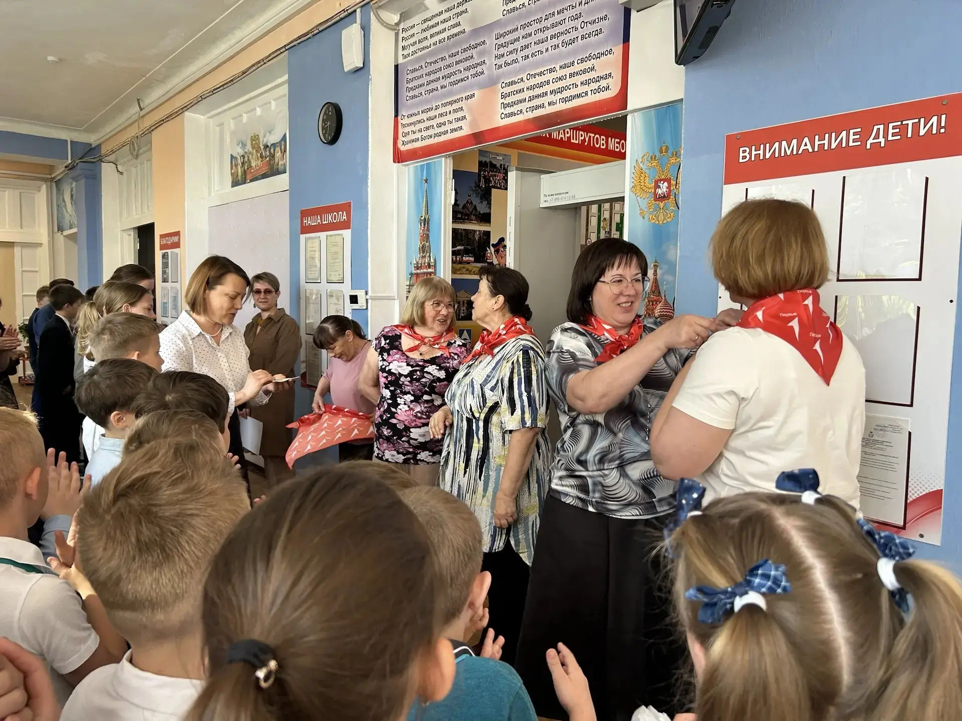 "Как повяжешь галстук, береги его: он ведь с нашим знаменем цвета одного!" -
https://vk.com/wall-201