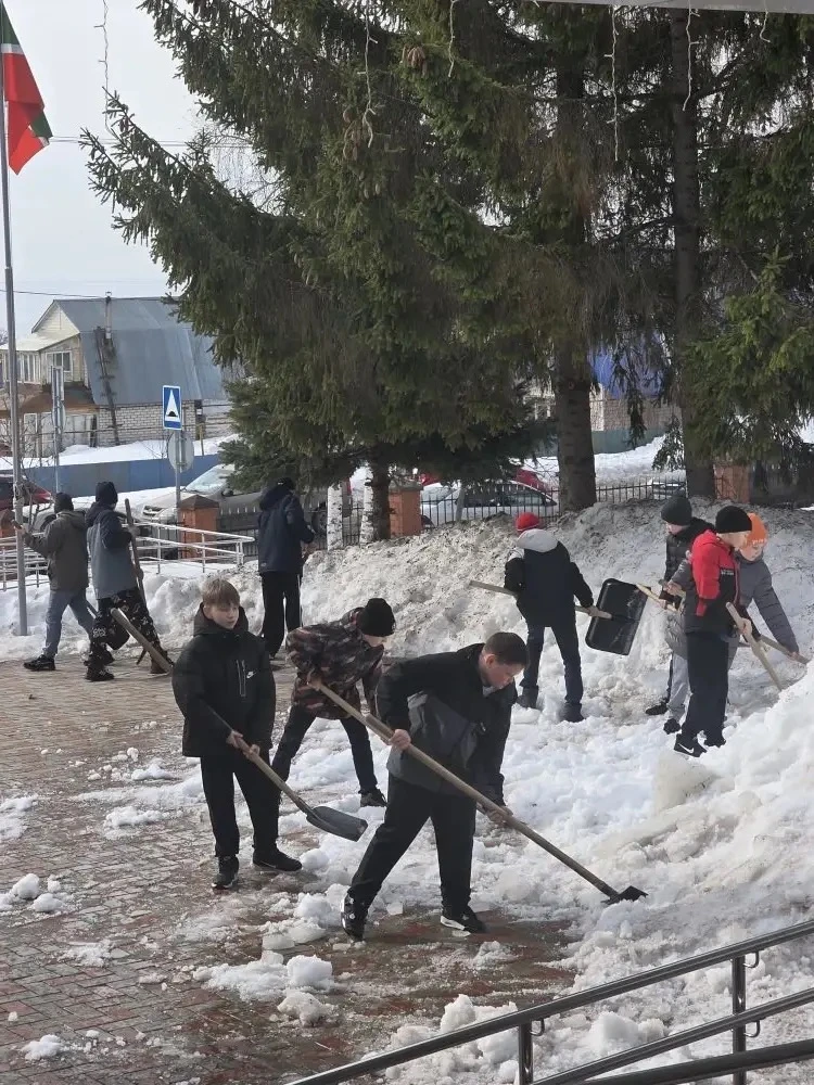 Первый субботник этой весны прошёл в Лаишево 🌿  🧹Вчера жители, организации района и образовательные 