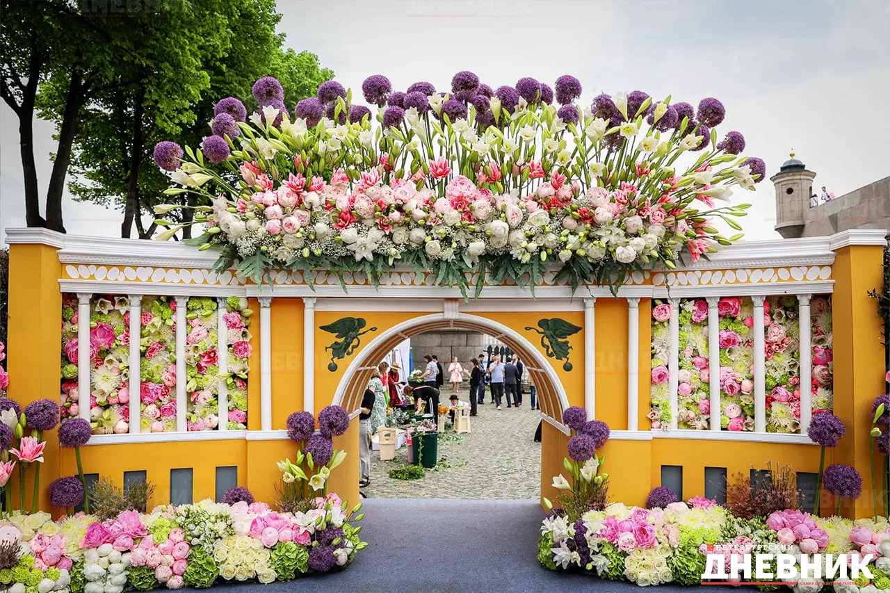 🌸 Юбилейный триумф флористики

В День России Петропавловская крепость превратилась в грандиозный са