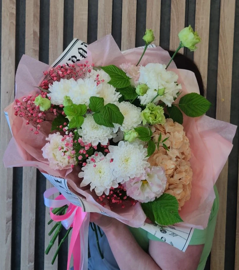 Наши летние букеты уже на витрине💐💫 выбирайте летнее настроение💛🌿