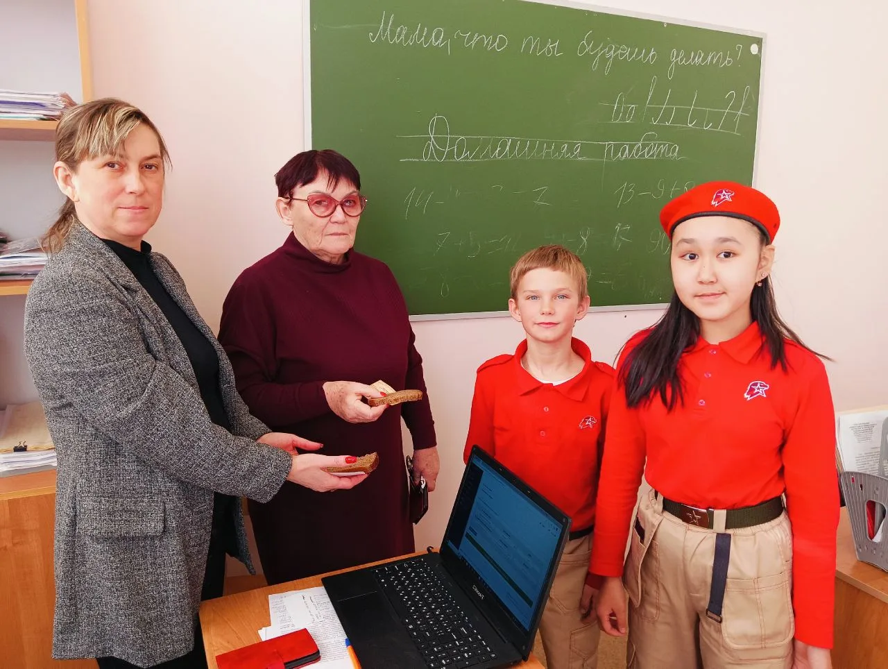 Юнармейцы провели акцию "Блокадный хлеб"