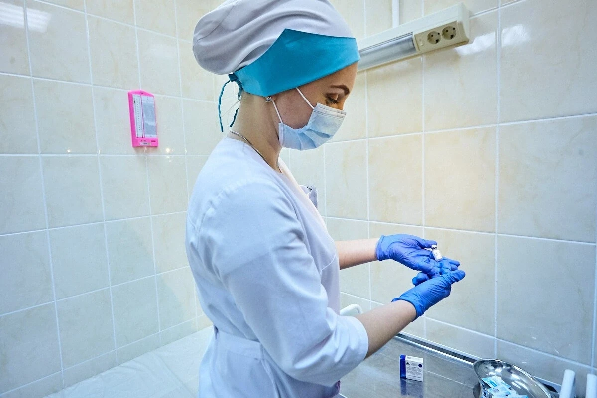 В Псковскую область поступила вакцина от клещевого энцефалита для взрослых. Чтобы сдела...