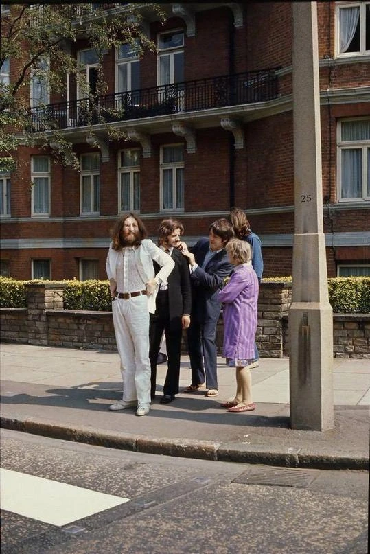 Прелюдия к известному фото, Эбби роуд, Лондон, Англия, 1969 год.