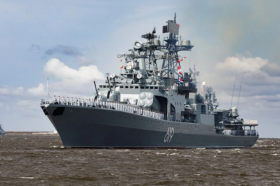 📸 Большой противолодочный корабль «Североморск» в ходе парада ко Дню ВМФ в 2023 году.