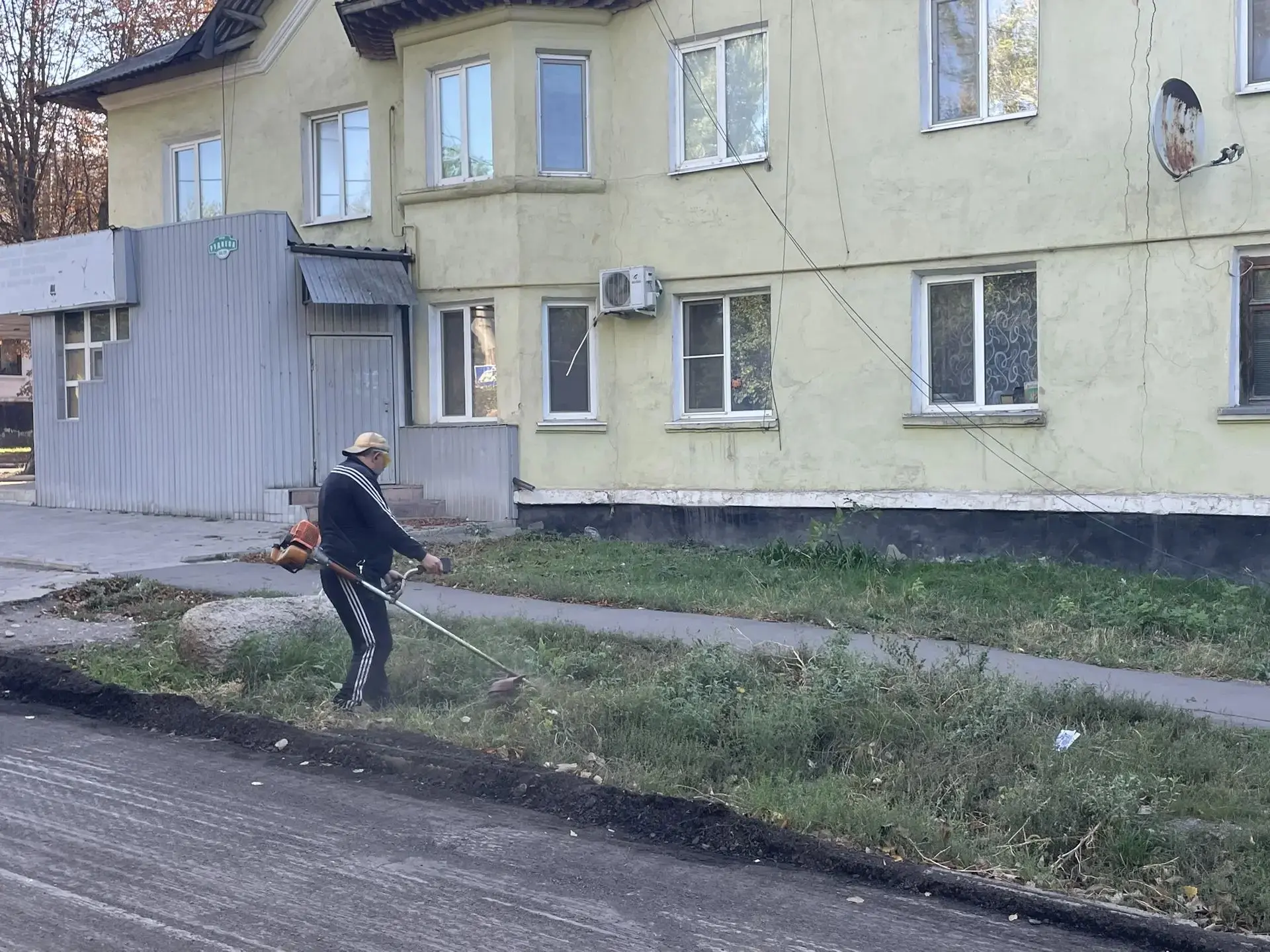 В Макеевке продолжается покос сорных трав