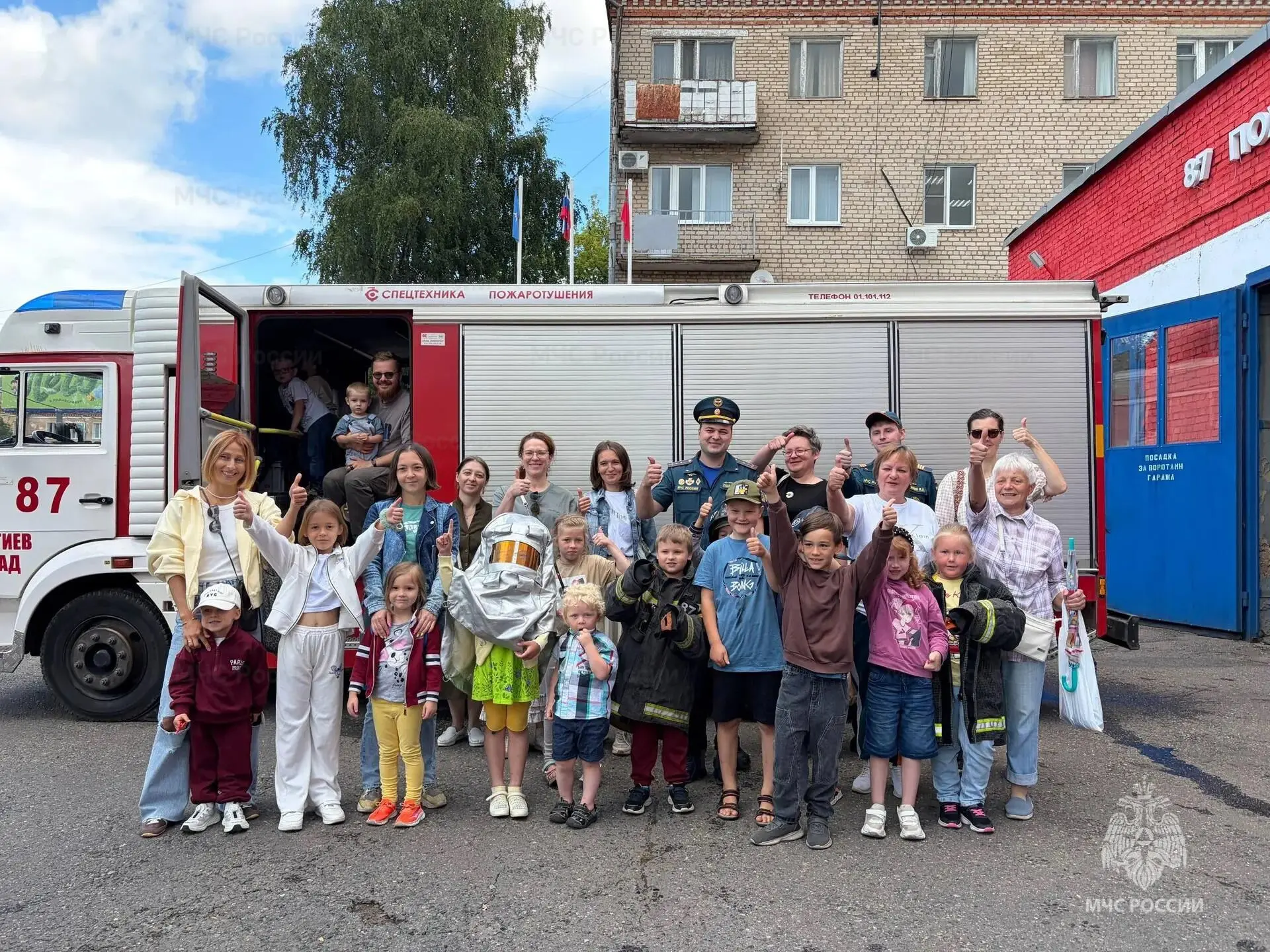 🚒 В гостях у огнеборцев 

87 пожарно-спасательную часть с познавательной экскурсией посетили воспит