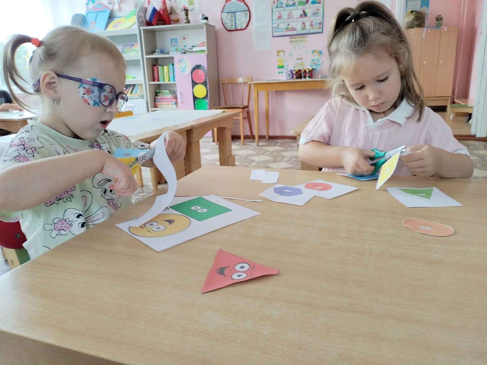 «Сегодня в группе открылся „Дизайн-ателье“: наши мастера создавали коврик из геометриче...