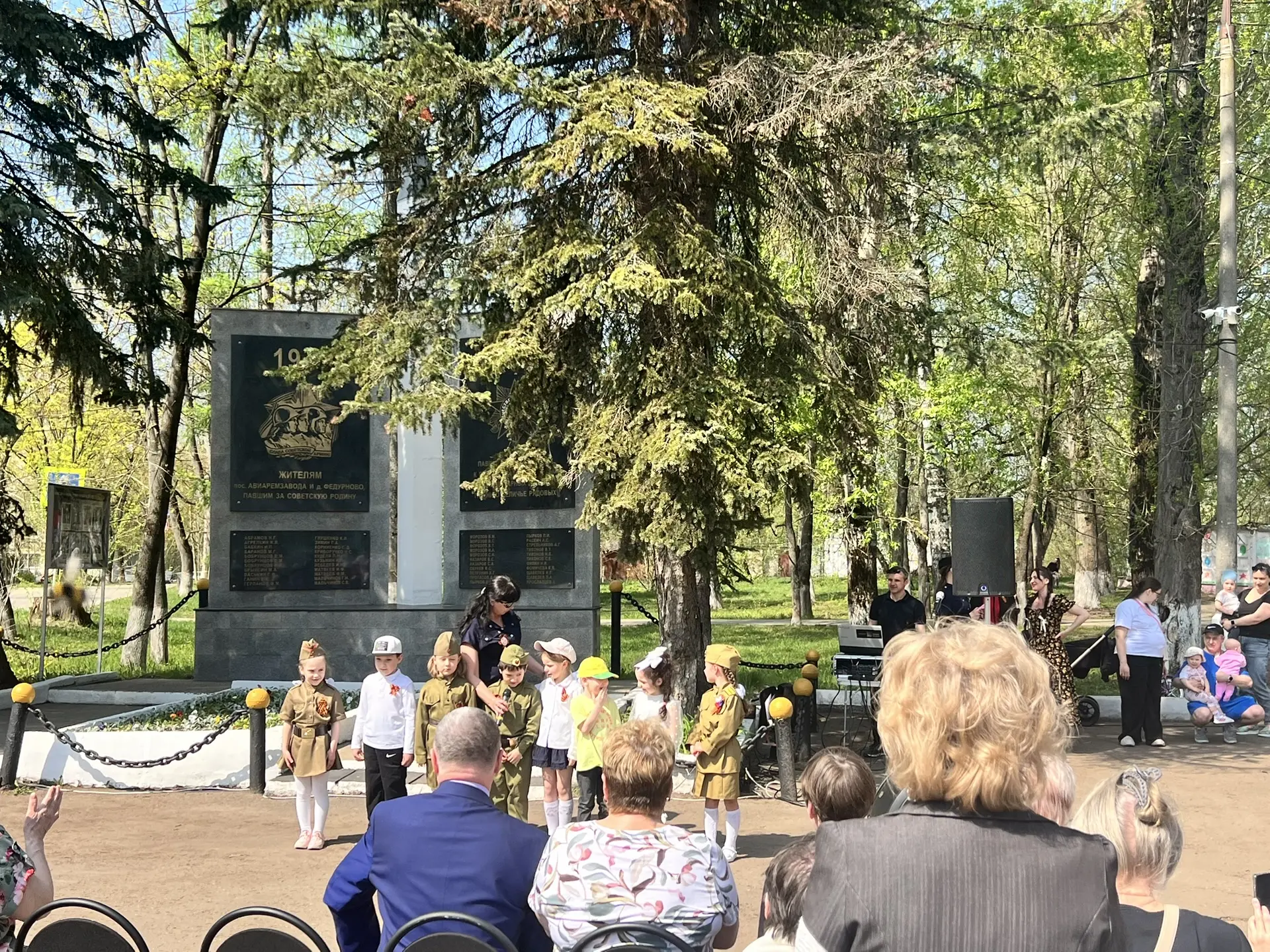 В канун празднования Дня Победы стало доброй традицией ходить к памятнику погибших в годы ВОВ на воз