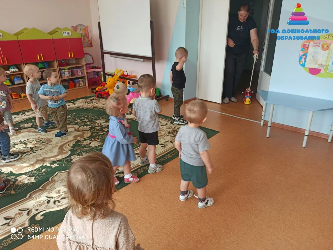 Сегодня в гости к ребятам 1 младшей группы на паровозике  «приехал» Петрушка. С собой о...
