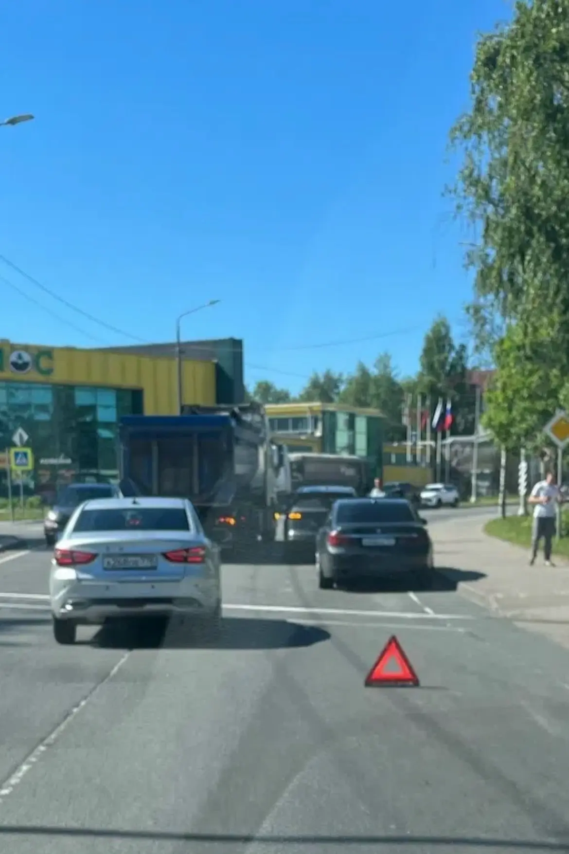 ДТП на переезде . 
Собирается пробка