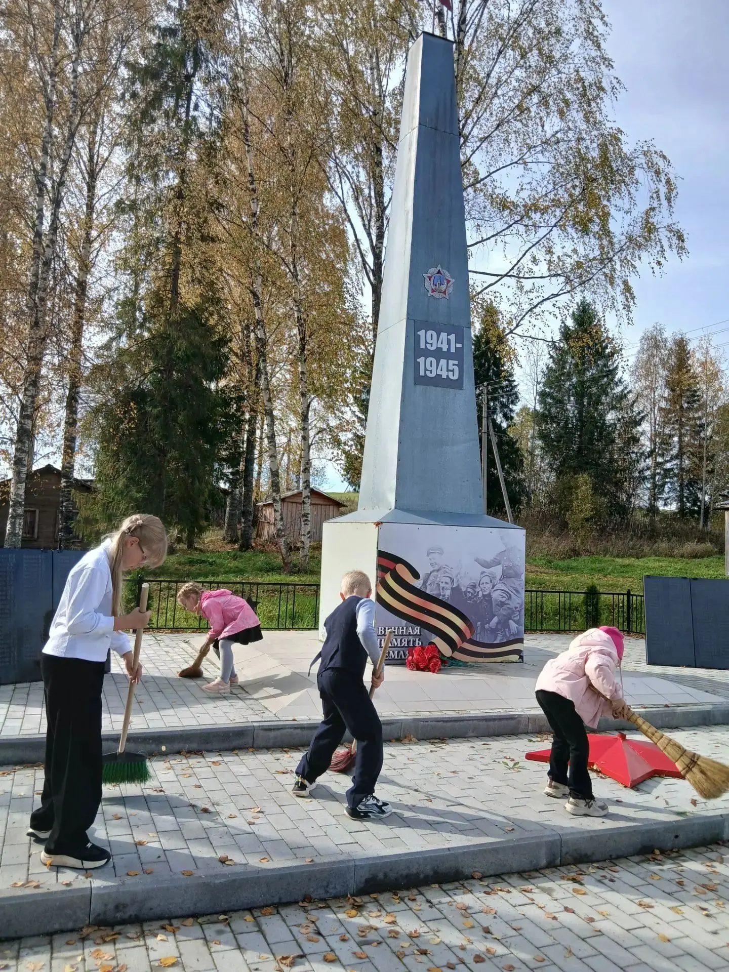 👧👦Обучающиеся начальных классов в рамках трека "Орленок - доброволец"🧹 привели в пор...