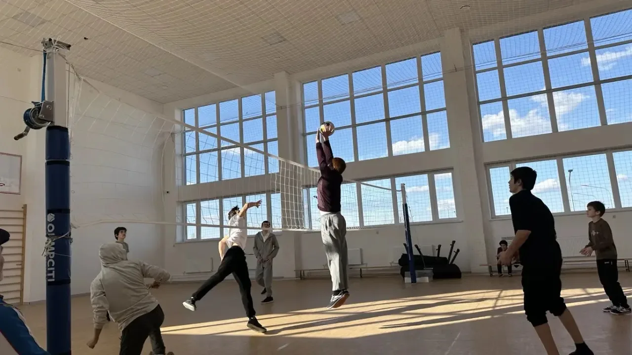 🏆 Провели турнир по волейболу среди учащихся 5-11 классов!  Под руководством учителя физической куль