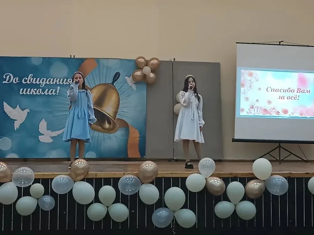 На Выпускном 4-го класса во Владимирской СОШ исполнили песни и наши музыканты. Сёстры З...