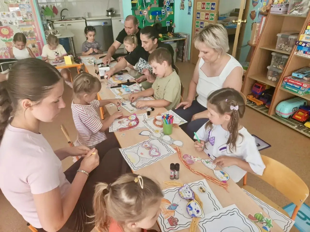 Мастер‑класс «Наши летние мечты сквозь волшебные очки» 👓
Ребята и родители группы «Пчёлки» погрузил