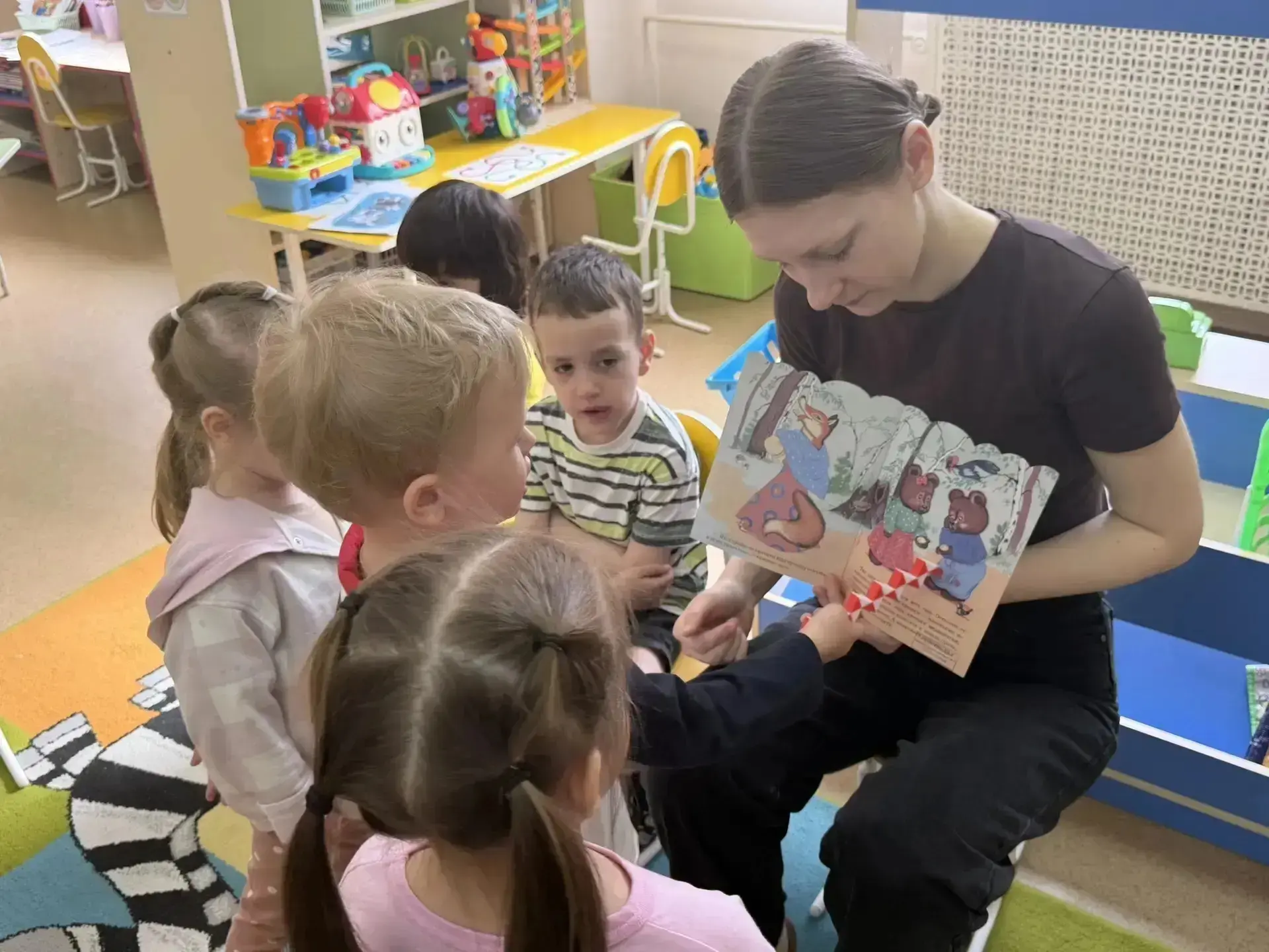 "🫂Раз, два,три, четыре Мы считалочку учили. Мама в доме подметает, Папа сказки нам читает, Вяжет баб