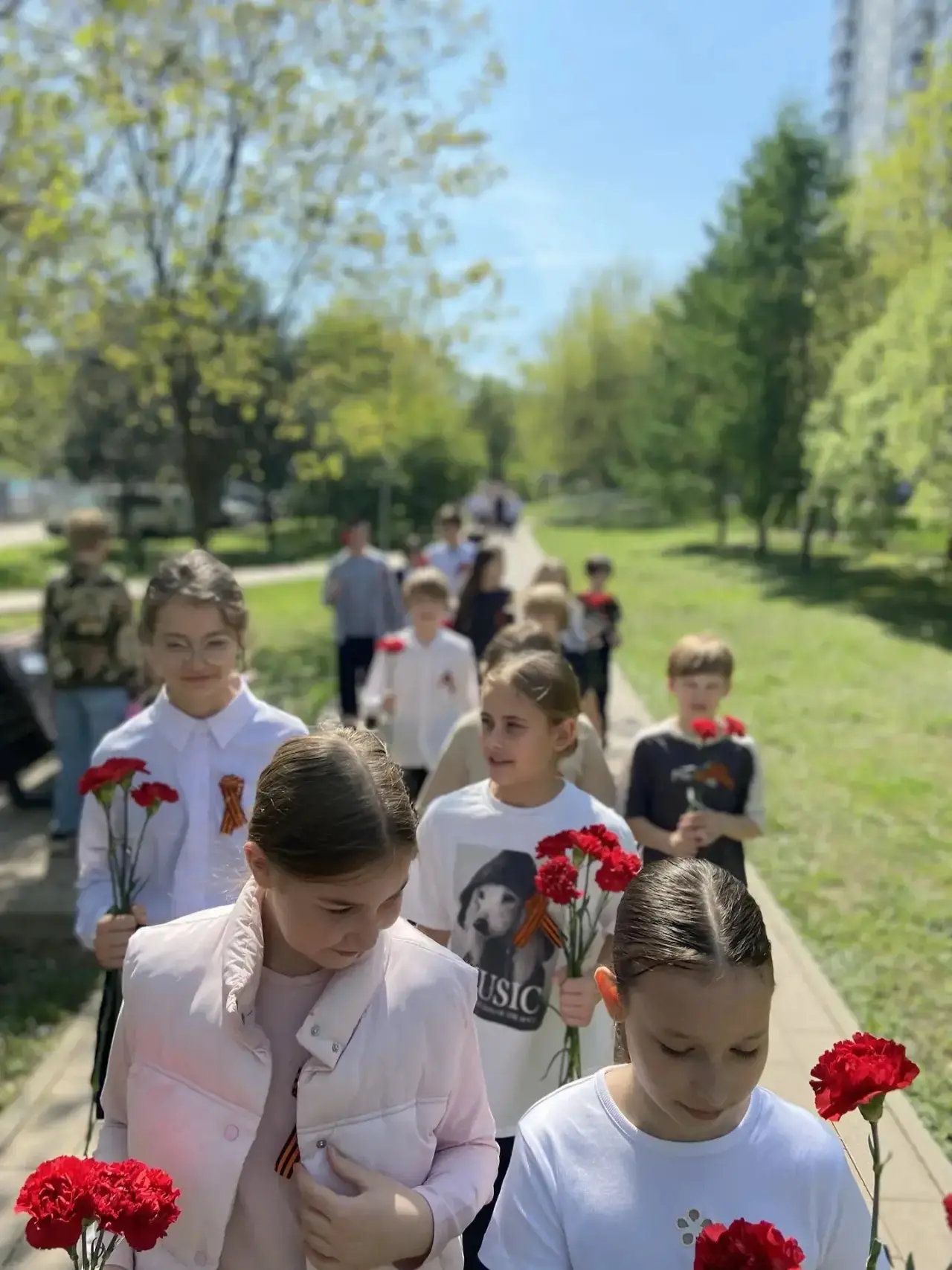 🎗Память живёт в наших сердцах!  🌹В преддверии 9 Мая вся школа №69 сказала «Спасибо» героям. Мы объед