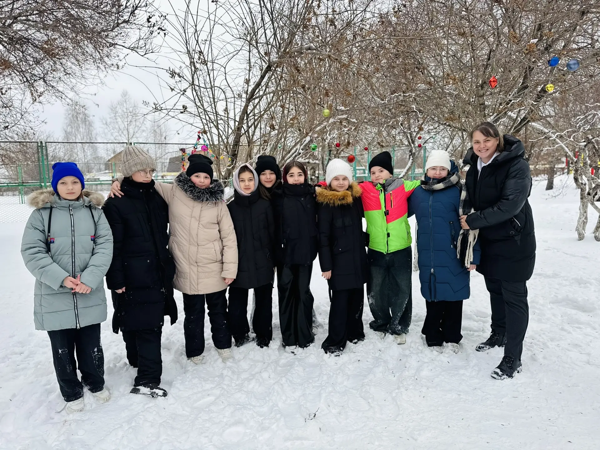 Мы создаем сказку вместе! 🎄✨  Друзья! Продолжается украшение территории любимой гимназии к самому во