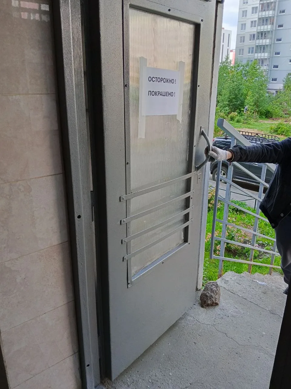 Еще работы на Малиновского 10 - зачистили от ржавчины и покрасили входную дверь в перву...