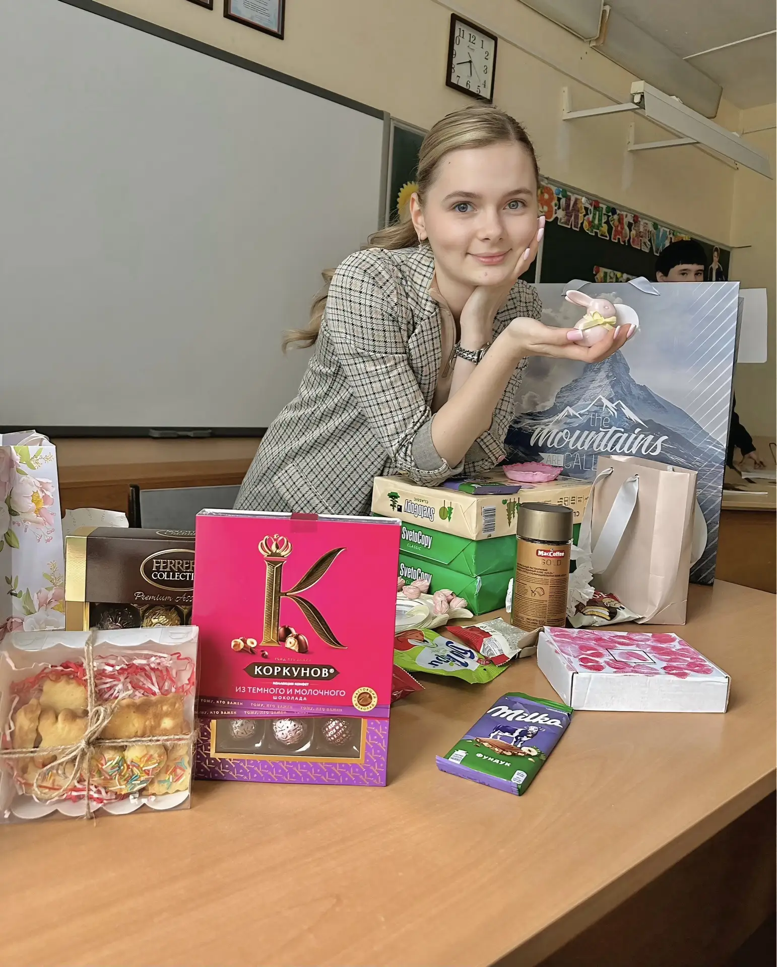 Если приблизить фото стола с подарками от учеников, то можно узнать о них многое (и обо...