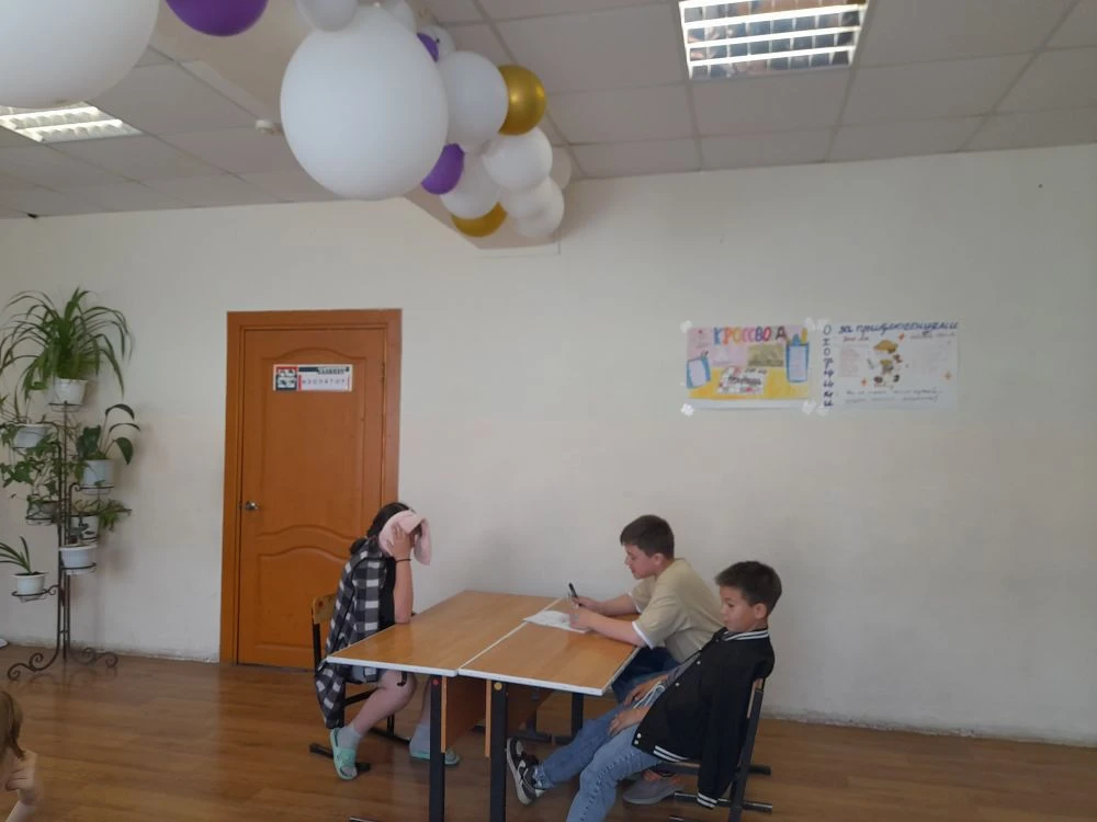 День 2. 
Погода сегодня нас порадовала. Под зажигательную музыку ребята сделали зарядку на свежем во