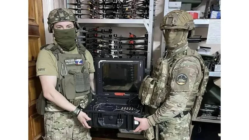 🙏Сотрудники орловского вуза отправили на фронт наземную станцию управления для БПЛА

Это устройство