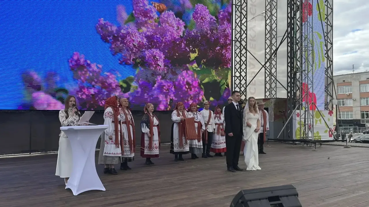 💍«Свадебный вернисаж» на Полугоре: в Курске прошёл главный праздник молодоженов