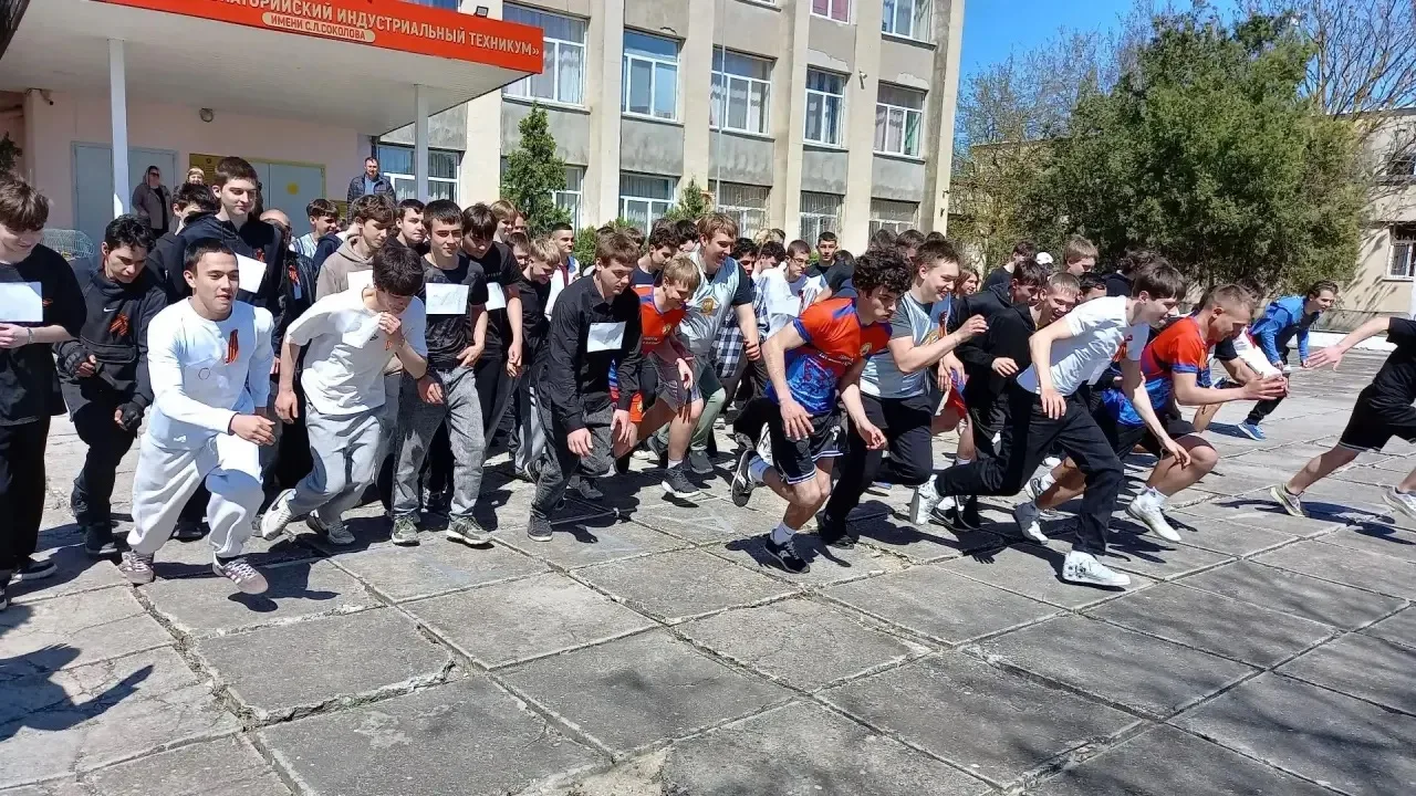 Преподаватели и студенты  ГБПОУ РК "Евпаторийский индустриальный техникум имени С. Л. С...